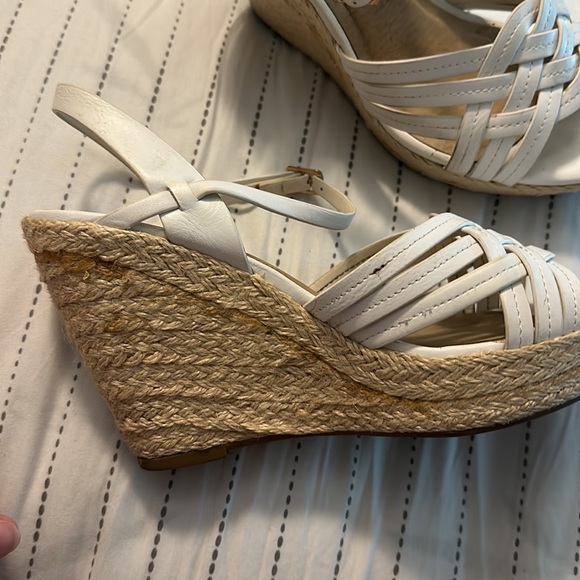 Cute YNot white wedge heels size 8.5! - Picture 5 of 9